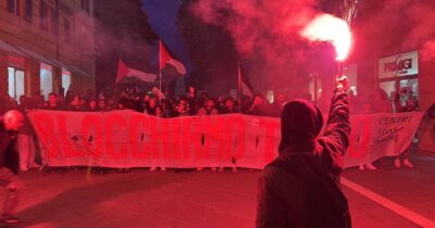 Copertina di L'Italia di nuovo in piazza. A Milano dalle auto bloccate nel traffico applausi a chi manifesta. Scontri in stazione a Bologna. Il garante: "Sciopero illegittimo". Sindacati: "Andiamo avanti"