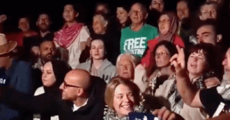 Copertina di Flotilla, gli attivisti della nave Conscience cantano Bella Ciao prima dell’abbordaggio di Israele