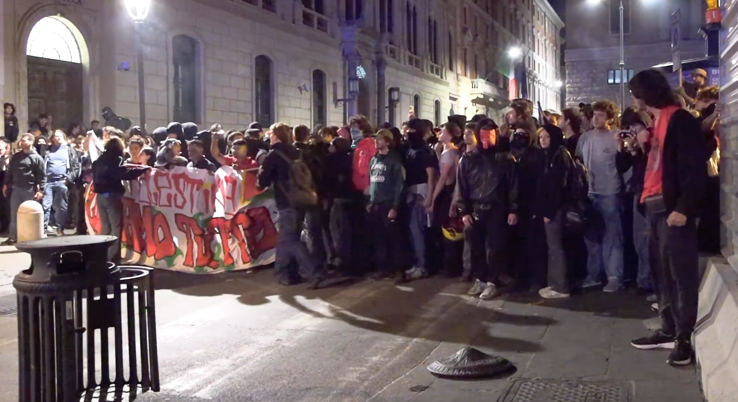 Flotilla, tensione alla manifestazione di Roma: lanci di bottiglie contro la polizia
