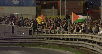 Copertina di Flotilla, manifestanti invadono il raccordo autostradale a Napoli: il corteo bloccato all’ingresso del porto