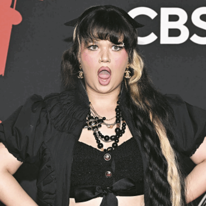 “Vado via per un po’ e dovrò annullare tutti gli impegni. Quando avrò avuto il tempo di lavorare su me stessa e tornare più forte”: il ritiro di Lola Young