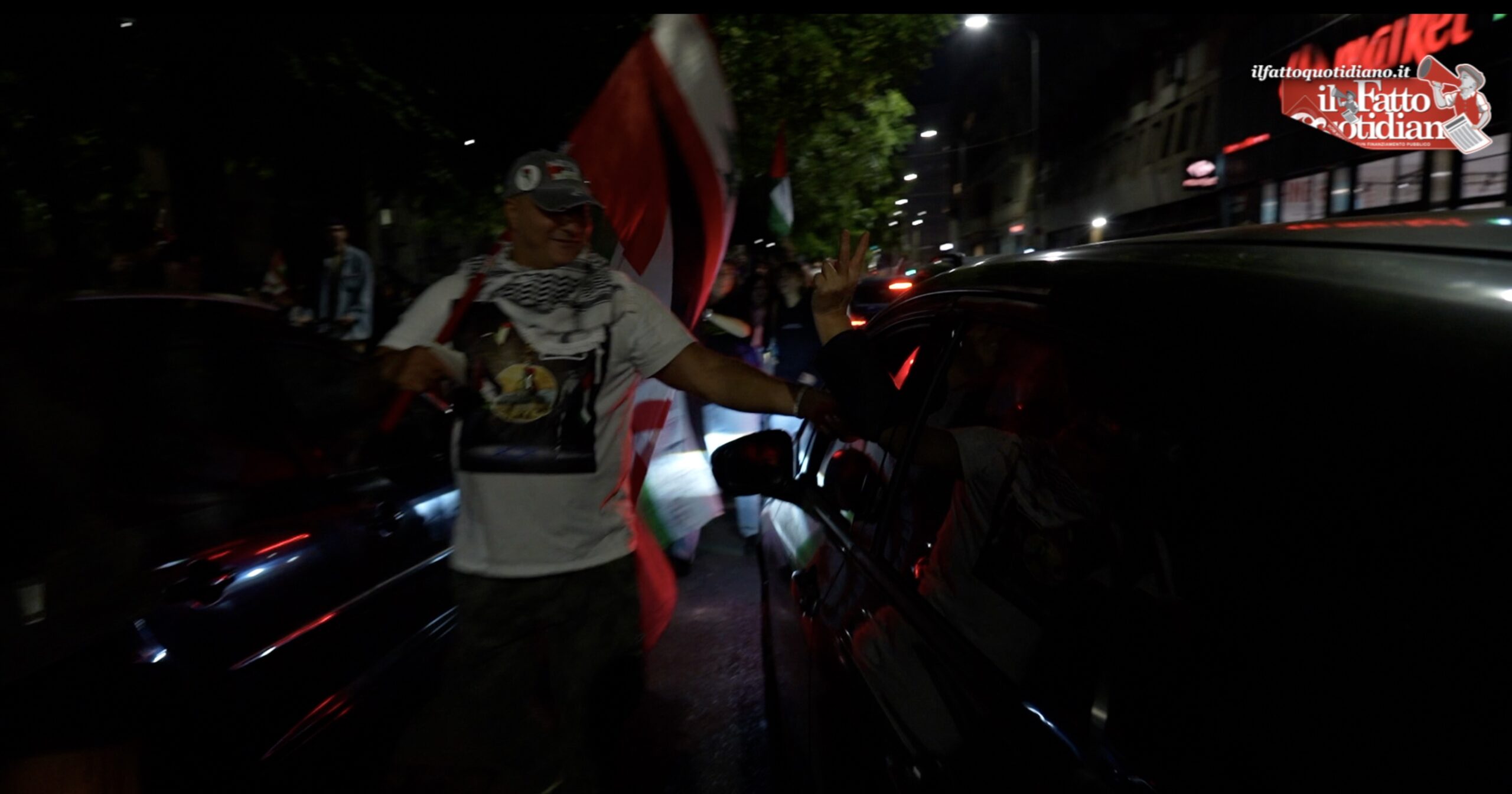 Decine di migliaia di persone in corteo a Milano per la Palestina. Gli applausi degli automobilisti bloccati nel traffico