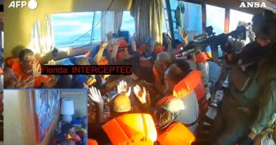 Copertina di Coi mitra puntati contro gli attivisti: così l’esercito israeliano ha abbordato le imbarcazioni della Flotilla – Video