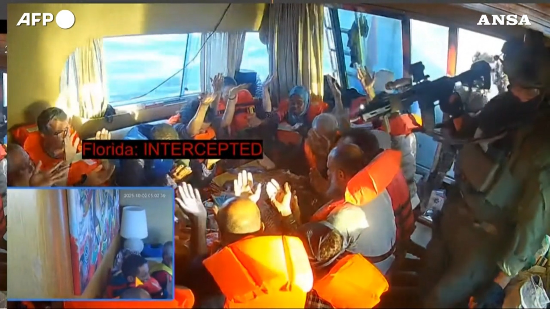 Coi mitra puntati contro gli attivisti: così l’esercito israeliano ha abbordato le imbarcazioni della Flotilla – Video