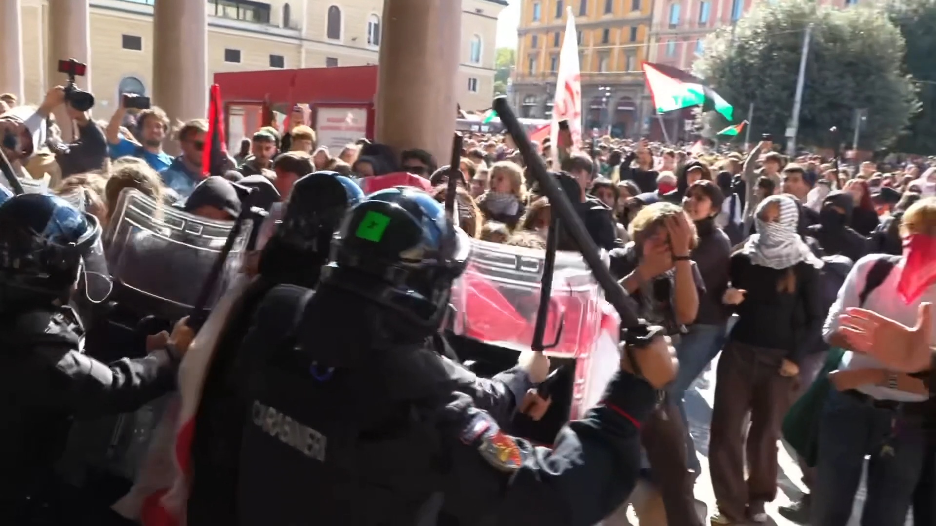 flotilla tensione a bologna davanti alla stazione la polizia respinge i manifestanti a manganellate 8211 video