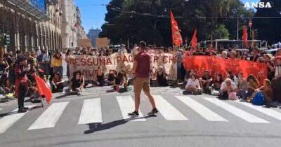 Copertina di Flotilla, a Cagliari blocco stradale di fronte alla stazione: la protesta degli studenti per Gaza – Video
