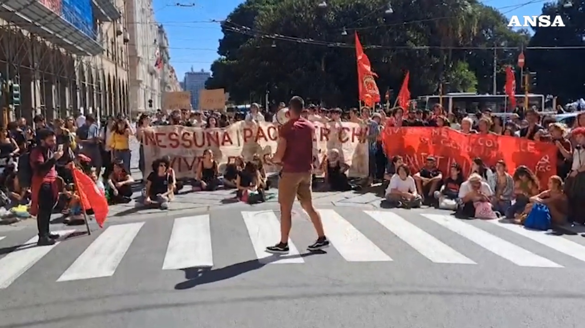Flotilla, a Cagliari blocco stradale di fronte alla stazione: la protesta degli studenti per Gaza – Video
