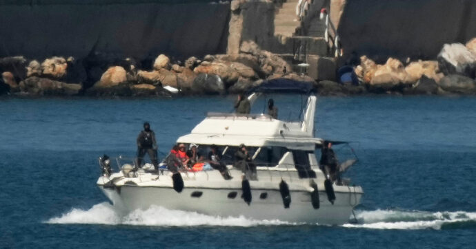 Flotilla, i fermati arrivano nel porto di Ashdod.  Global Sumud: “Negato l’accesso agli avvocati. In carcere anche giornalisti e parlamentari”