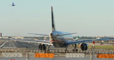 Copertina di New York, incidente tra due aerei sulla pista di LaGuardia: una persona in ospedale