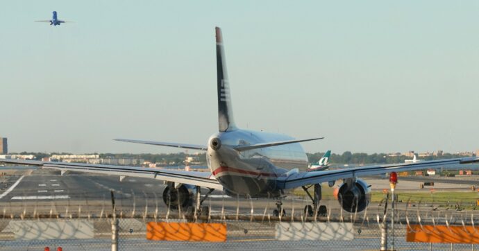 New York, incidente tra due aerei sulla pista di LaGuardia: una persona in ospedale