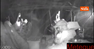 Copertina di Flotilla abbordata, gli attivisti aspettano le forze israeliane sulle barche con le mani alzate – Video