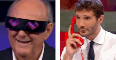 Copertina di “Lei non può partecipare, è laureato. Mi dispiace. Se vuole posso fare una telefonata, la posso raccomandare per qualche altro gioco”: De Martino e la nuova ‘frecciatina’ a Gerry Scotti