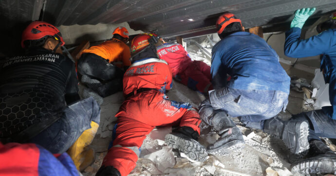 Crolla scuola in Indonesia: 5 morti e 59 dispersi. “Non ci sono segni di vita sotto le macerie”