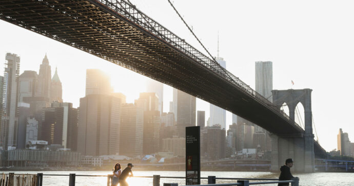 Attivisti ebrei pro-Pal arrestati a New York: avevano bloccato il ponte di Brooklyn in segno di protesta