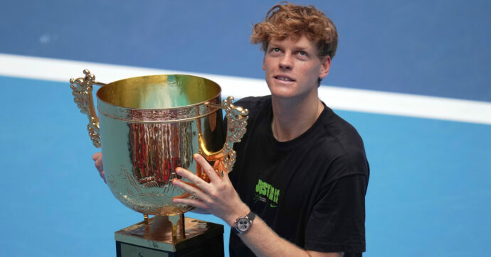 Jannik Sinner e l’annoso problema dei trofei. “Dove li tengo? Non nel mio appartamento, è troppo piccolo”