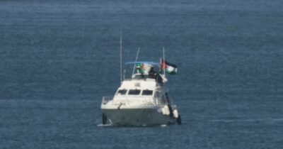 Copertina di “Inginocchiati per ore legati, senza cibo, acqua, farmaci e servizi igienici”: i legali degli attivisti della Flotilla denunciano le violazioni israeliane