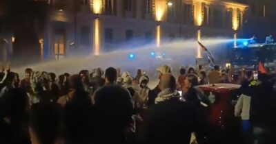 Copertina di Manifestanti ProPal diretti in Duomo a Milano: la polizia usa gli idranti