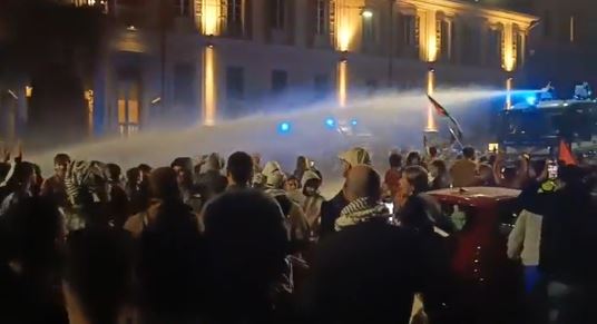 Manifestanti ProPal diretti in Duomo a Milano: la polizia usa gli idranti Manifestanti ProPal diretti in Duomo a Milano: la polizia usa gli idranti