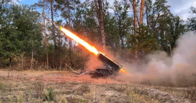 Copertina di Guerra in Ucraina, morto il fotoreporter francese Antoni Lallican: è il primo giornalista ucciso dai droni russi