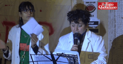 Copertina di “Luci sulla Palestina”, i sanitari illuminano gli ospedali per Gaza: “Nostri colleghi presi di mira da Israele, basta complicità”