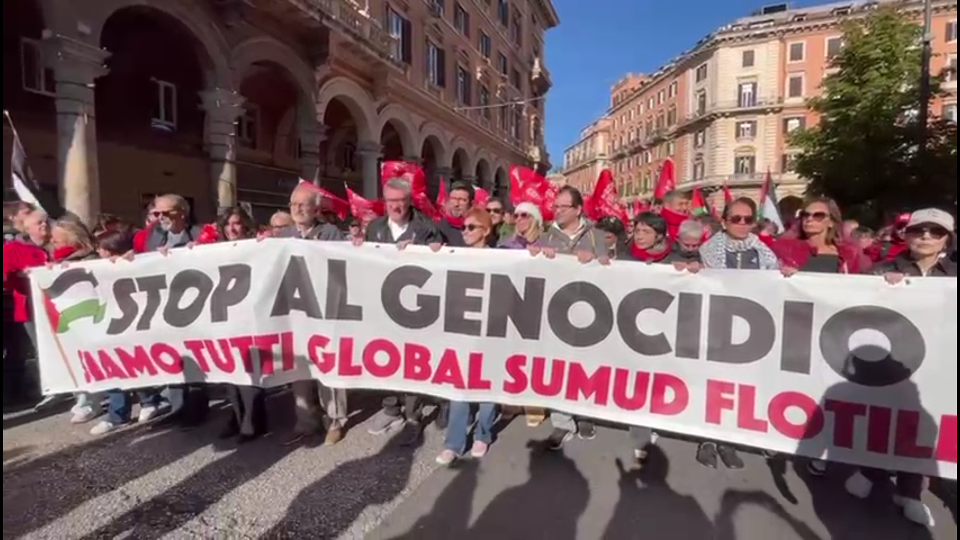 Sciopero generale, la partenza del corteo da Roma. Landini in testa con la scritta “stop al genocidio, siamo tutti Flotilla” – Video