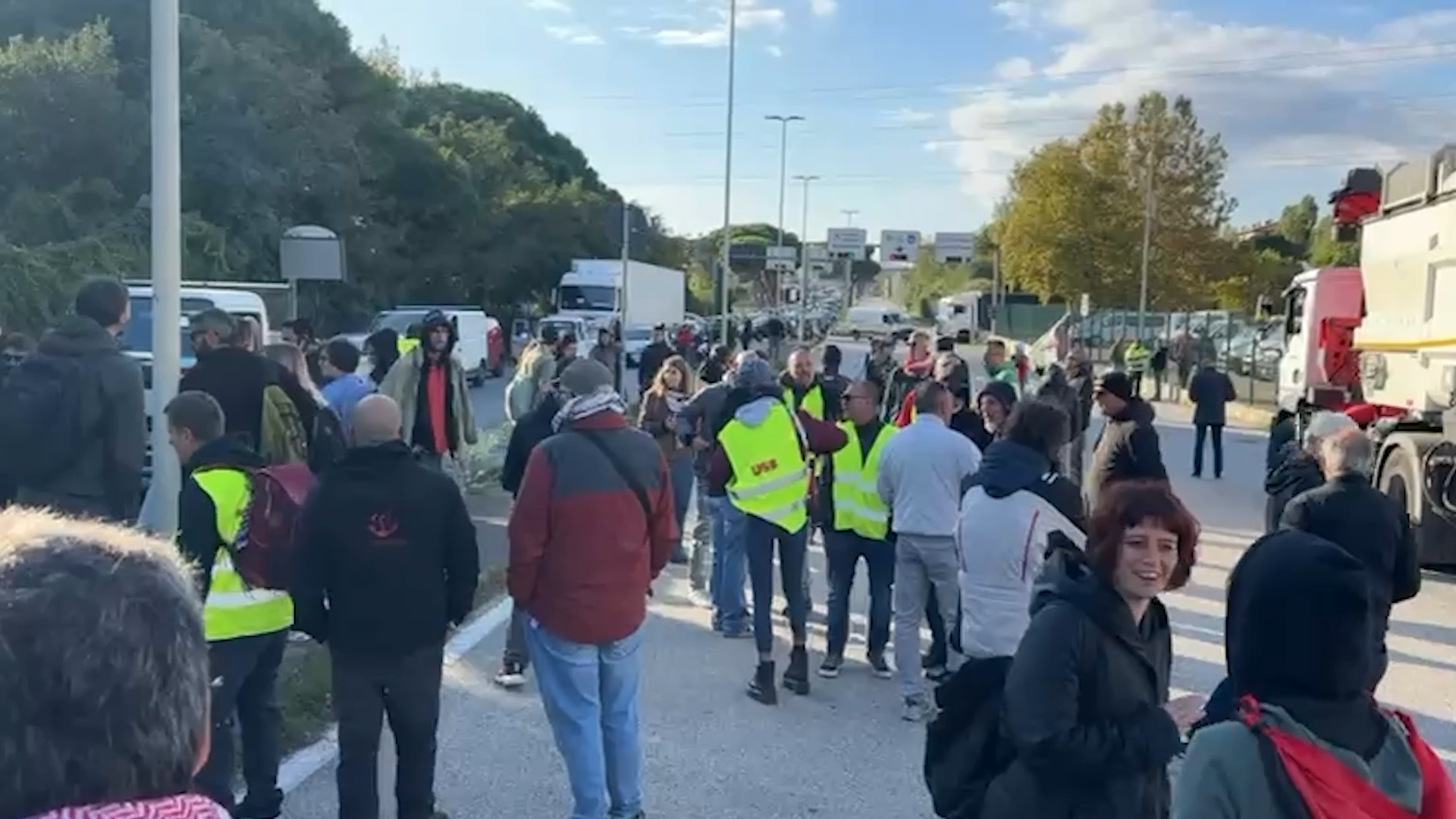 sciopero generale a livorno bloccato l8217accesso al porto lunghe file di camion bloccato il traffico commerciale 8211 video