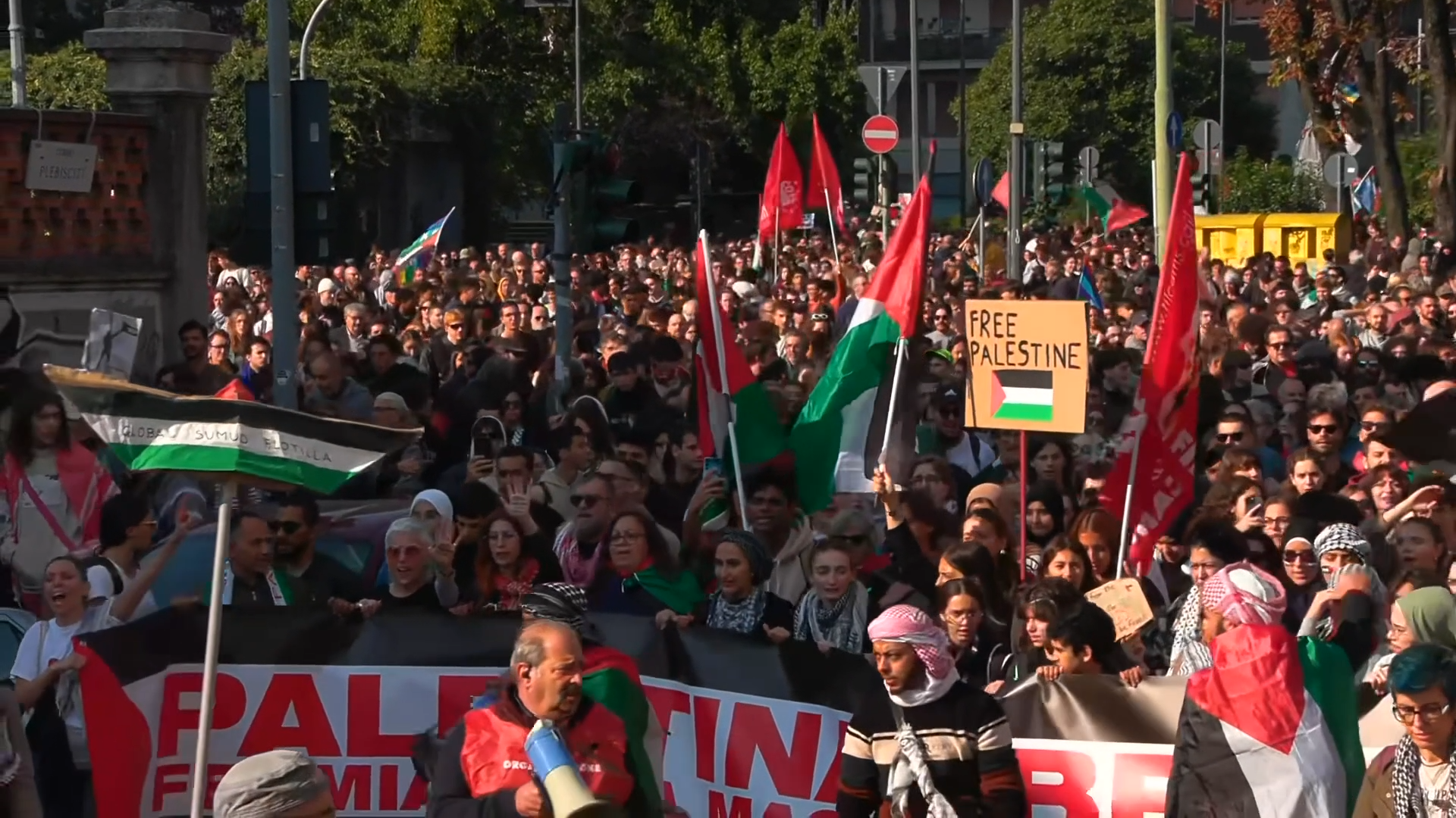 sciopero generale a milano il corteo per gaza si dispiega per chilometri tra le strade della citt224 8211 video