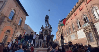 Copertina di Sciopero generale, a Bologna migliaia di persone nelle strade del centro: sventola la bandiera palestinese sulla fontana del Nettuno