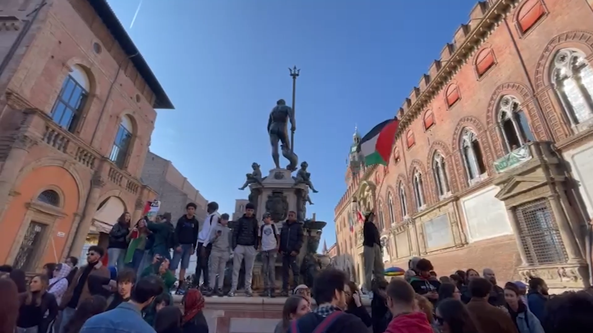 Sciopero generale, a Bologna migliaia di persone nelle strade del centro: sventola la bandiera palestinese sulla fontana del Nettuno