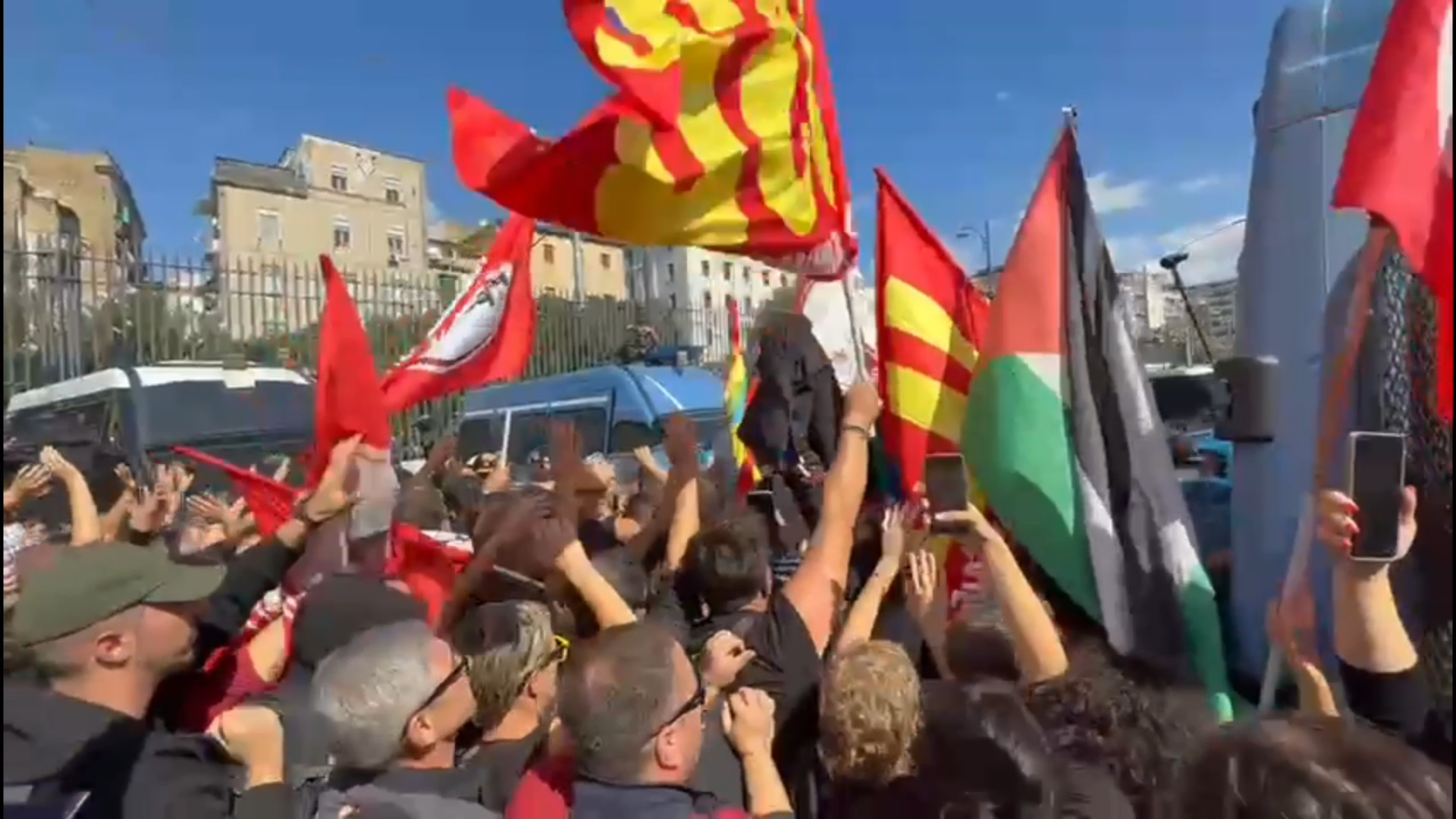 sciopero generale tensione a napoli e salerno i cortei per gaza diretti verso il porto 8211 video