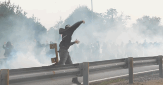 Copertina di Sciopero generale, tensione sulla tangenziale est di Milano: manifestanti lanciano bottiglie e petardi contro le forze dell’ordine – Video