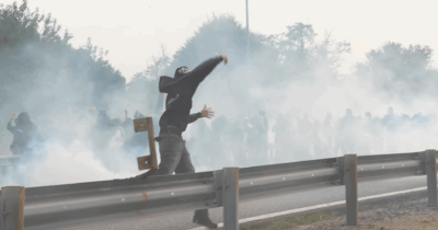 Copertina di Sciopero generale, tensione sulla tangenziale est di Milano: manifestanti lanciano bottiglie e petardi contro le forze dell’ordine – Video