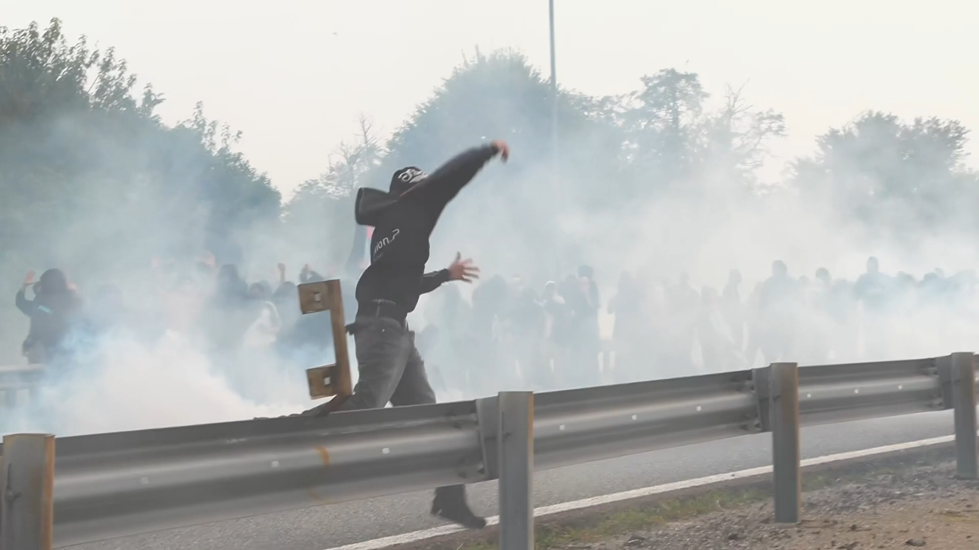 Sciopero generale, tensione sulla tangenziale est di Milano: manifestanti lanciano bottiglie e petardi contro le forze dell’ordine – Video
