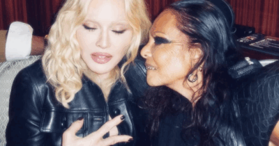 Copertina di Strega, vampira, musa o sciamana: chi è Michèle Lamy, la donna coi denti d’oro e le dita coperte d’inchiostro avvistata sempre alle sfilate