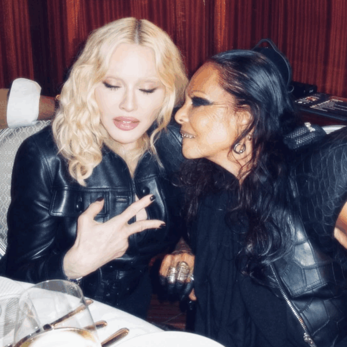 Strega, vampira, musa o sciamana: chi è Michèle Lamy, la donna coi denti d’oro e le dita coperte d’inchiostro avvistata sempre alle sfilate