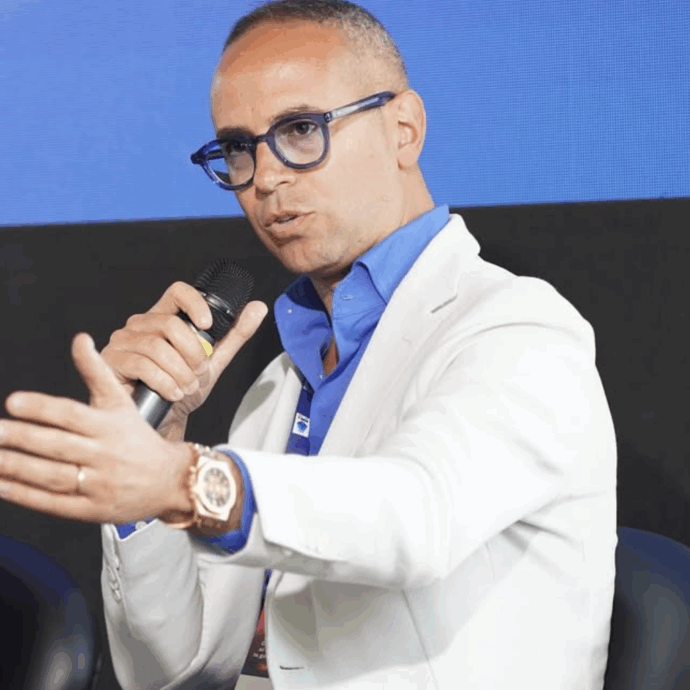 “Prima il colpo allo specchietto, poi gli hanno puntato una pistola in faccia per rubargli il Rolex da 70 mila euro”: Michele Criscitiello rapinato a Sesto San Giovanni