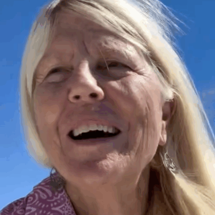 Ha perso l’azienda e il marito è morto. A 71 anni si è costruita una nuova vita e vive su una barca in mare: la storia di  Sigrid Olsen, designer e imprenditrice