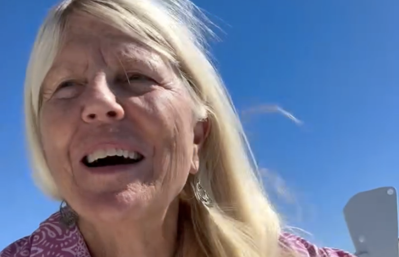 Ha perso l’azienda e il marito è morto. A 71 anni si è costruita una nuova vita e vive su una barca in mare: la storia di  Sigrid Olsen, designer e imprenditrice