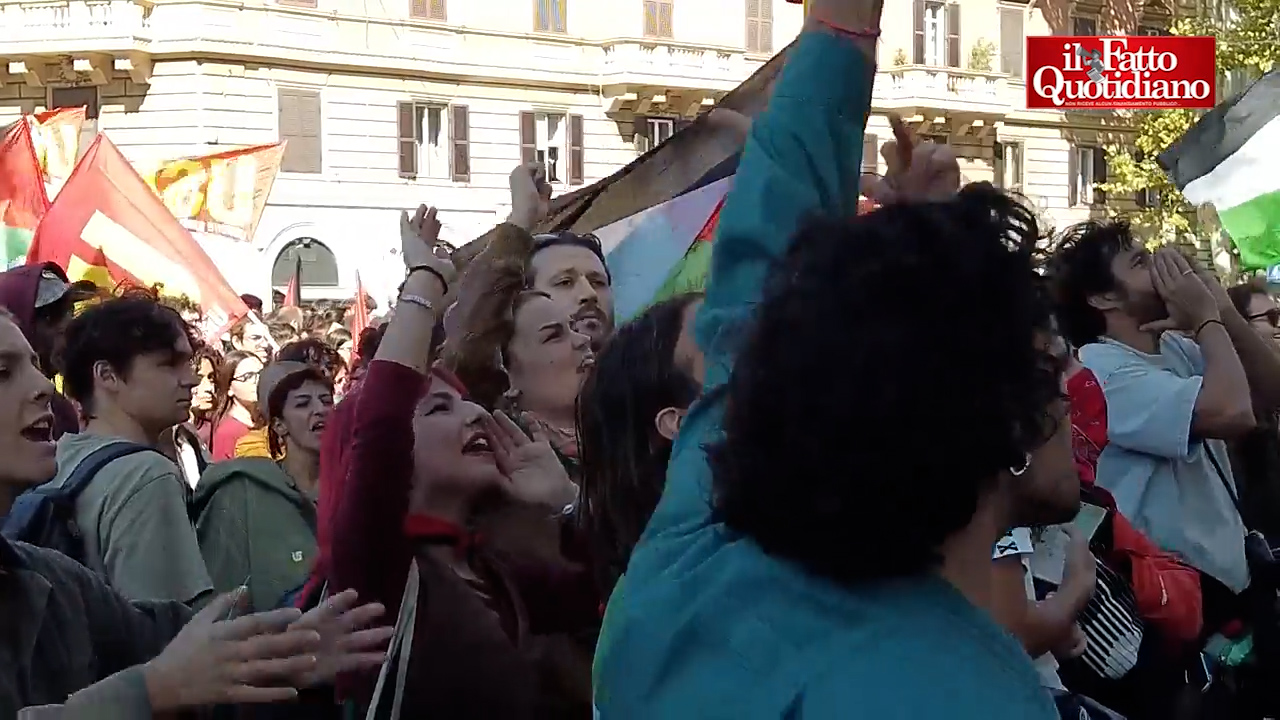 corteo pro gaza a roma i manifestanti lanciano uova contro il ministero dei trasporti cori per salvini dimissioni