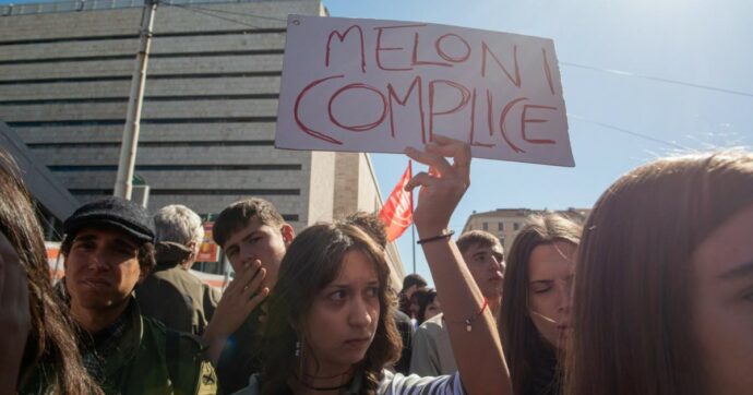 C’è un filo che lega le piazze contro la politica e certe controverse nomine: l’abuso di potere