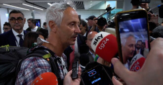 Copertina di Flotilla, il senatore M5s Croatti rientra in Italia dopo il blocco di Israele: “Ci hanno schedati e controllati”