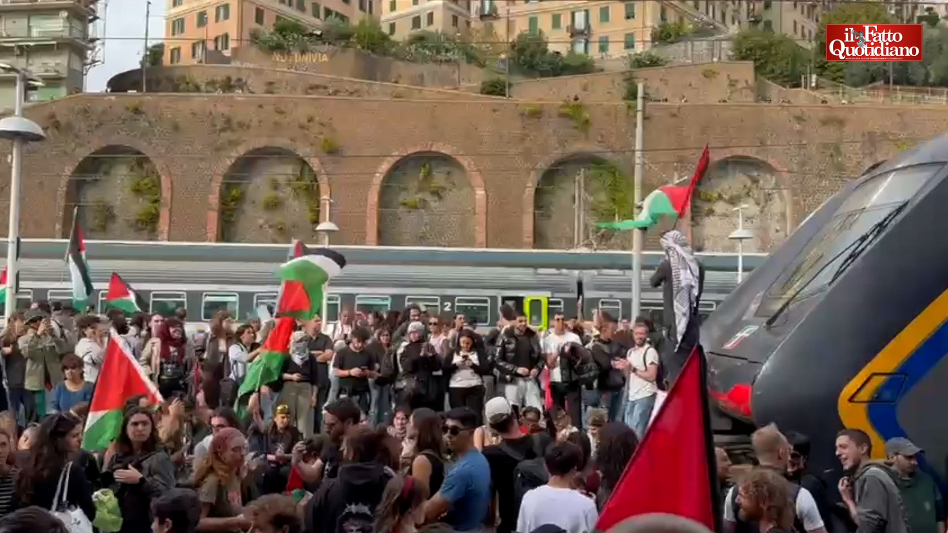 Corteo pro Gaza a Genova, i manifestanti invadono i binari della stazione. E mandano un messaggio a Ben Gvir: “Vergognoso”