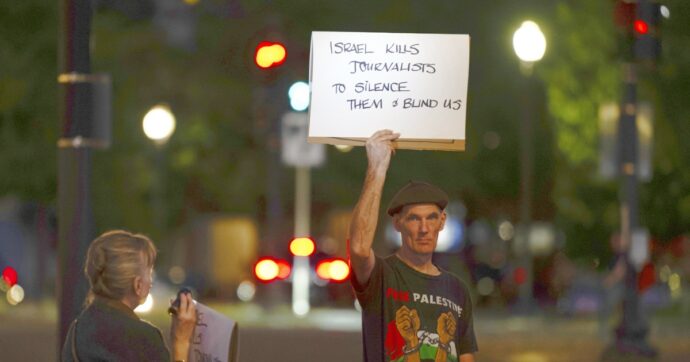 Siamo in piazza per i giornalisti sulla Flotilla e per quelli uccisi a Gaza: hanno spezzato il buio