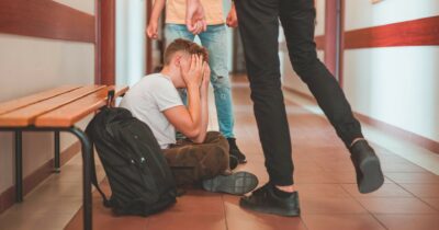 Copertina di Figlio bullizzato a scuola, il padre minaccia i prof