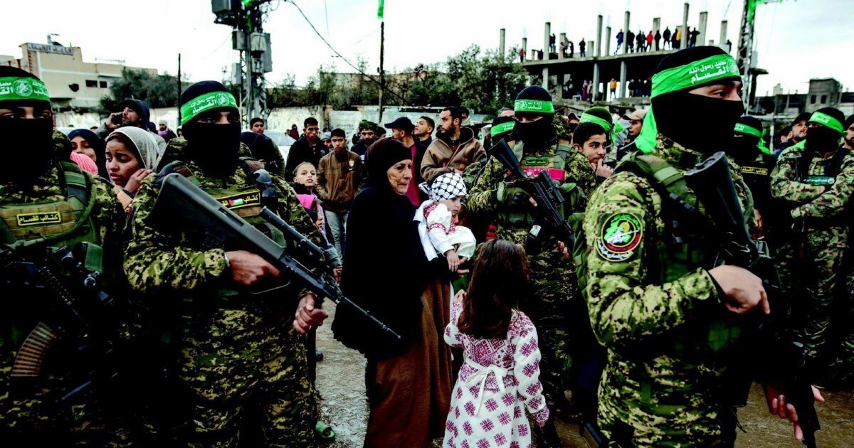 Gaza, Hamas rifiuta il disarmo: “È fuori discussione”. Bbc: “Il gruppo ha richiamato già 7mila miliziani dopo il ritiro israeliano”
