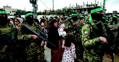 Copertina di Gaza, Hamas rifiuta il disarmo: “È fuori discussione”. Bbc: “Il gruppo ha richiamato già 7mila miliziani dopo il ritiro israeliano”