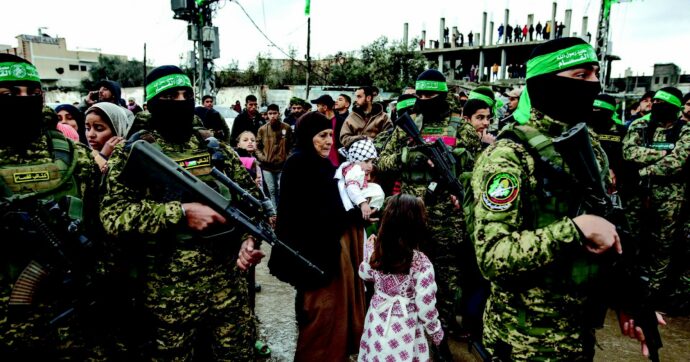 Hamas pronta a trattare sul piano di pace, Trump: “Stop alle bombe”