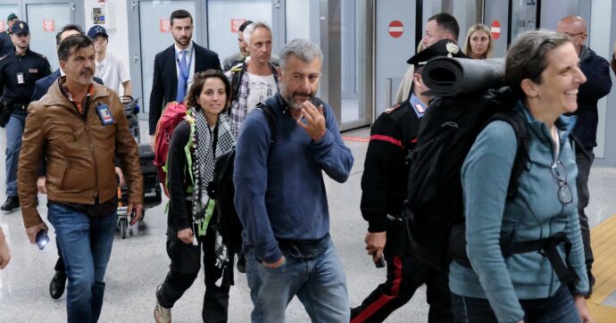 Croatti (M5s): “Noi della Flotilla in stanze gelate, ci hanno strattonati e tolto tutti i farmaci”