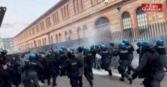 Copertina di Corteo per Gaza a Torino, gli studenti provano a raggiungere Bezos e Von der Leyen. Respinti con cariche e lacrimogeni