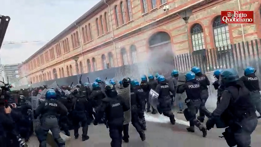 corteo per gaza a torino gli studenti provano a raggiungere bezos e von der leyen respinti con cariche e lacrimogeni
